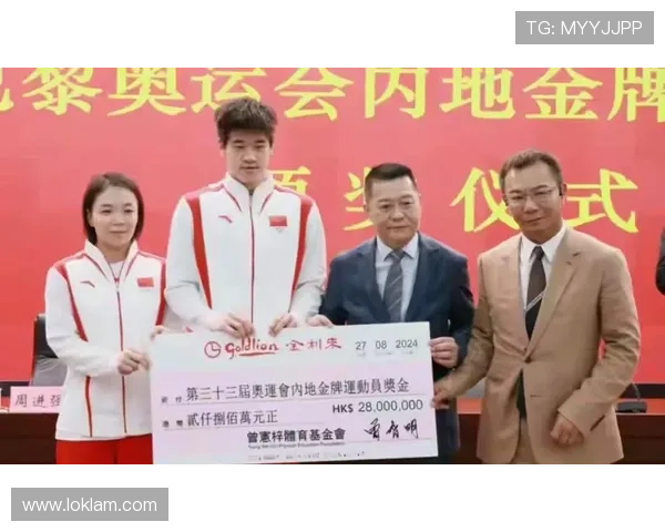 潘展乐训练完直接拎着爱马仕去吃路边摊？